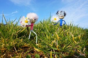 Des marguerites cueillent des fubbies qui ramassent les fleurs.