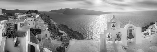 Klokkentoren in het dorp Oia op Santorini in zwart-wit.
