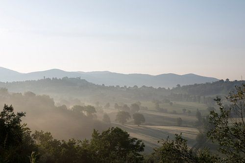 Betoverende vallei met ochtendzon, Sabina, Italië