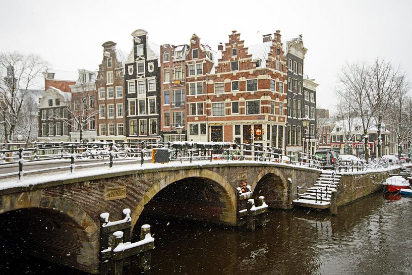 Winter op de grachten in Amsterdam Nederland van Eye on You