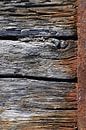 Industrieel verweerd hout en roodbruine roest. Macrofotografie van Christa Stroo fotografie thumbnail