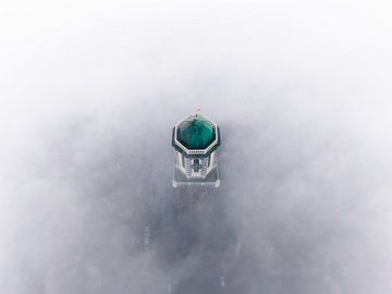 Peperbus in Zwolle streckt sich über den Nebel