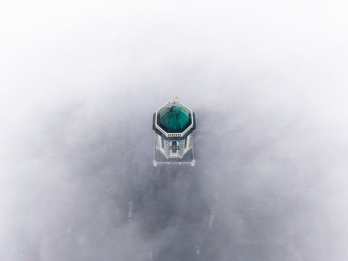 Peperbus in Zwolle strekt zich uit boven de mist