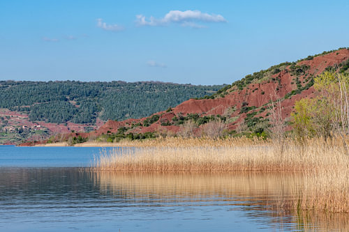 Rode aarde van het Lac du Salagou van Hanneke Luit