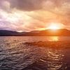 Coucher de soleil sur un lac de montagne en Norvège sur Emiel de Lange