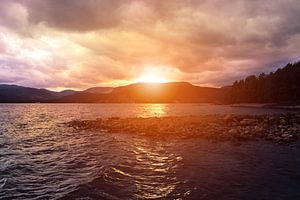 Sonnenuntergang am Bergsee in Norwegen von Emiel de Lange