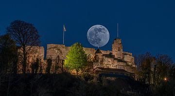 Volle maan boven kasteel Nanstein in Landstuhl van Patrick Groß