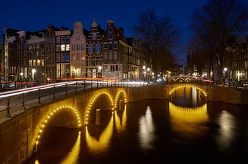 Amsterdamse grachtengordel in het blauwe uurtje van Ad Jekel