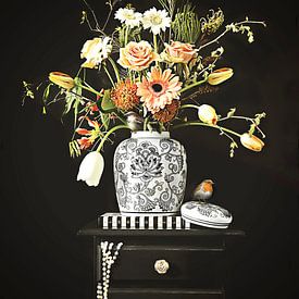 Klassische Vase mit Blumen und Vögeln von Moody Food & Flower Shop