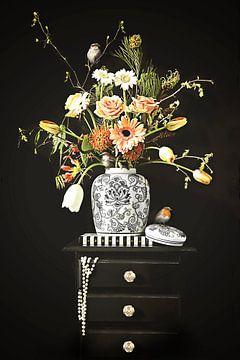 Klassische Vase mit Blumen und Vögeln von Moody Food & Flower Shop