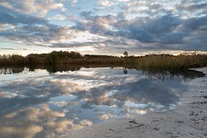 Reflectie wolkenlucht in het meer van recreatiegebied Geestmerambacht van Bram Lubbers