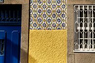 Blaue gelbe Fenster Tür und Wand | Reisen und Architektur Foto von Porto Portugal von Karijn | Fine art Natuur en Reis Fotografie Miniaturansicht