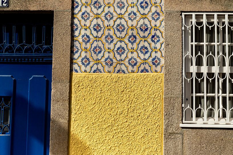 Blaue gelbe Fenster Tür und Wand | Reisen und Architektur Foto von Porto Portugal von Karijn | Fine art Natuur en Reis Fotografie