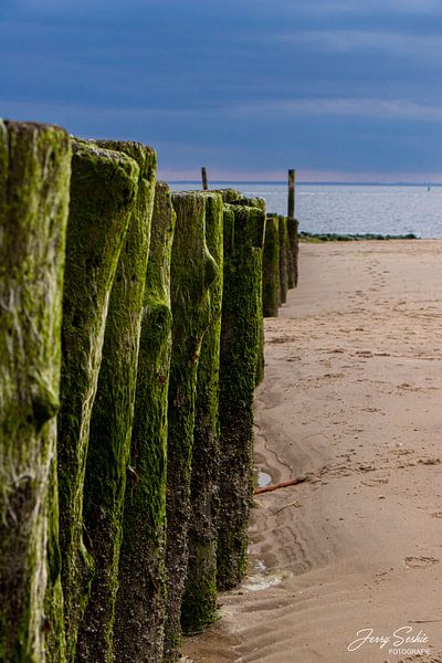 Postes au bord de la mer par JerrySeshiefotografie