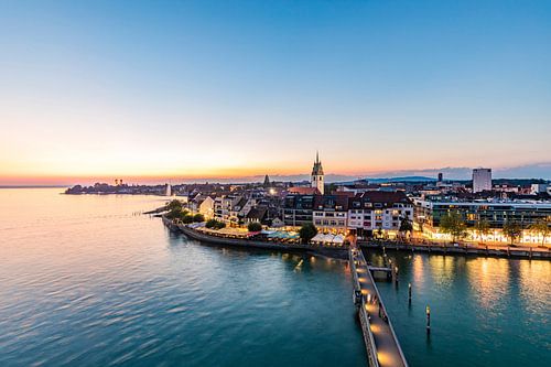 Friedrichshafen aan het Bodenmeer in de schemering
