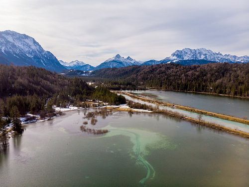 Luftbild vom Isarstausee Krün mit Bergen und Wäldern
