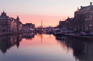 Haarlem: winterse zonsopkomst. van OK