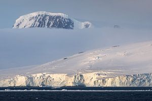 Eine wunderschöne Berglandschaft in der Antarktis