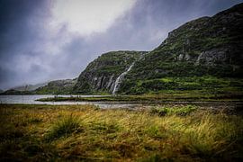 Waterval bij Hunnevatn: ruige pracht met donkere wolken van Be More Outdoor