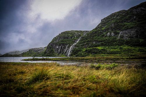 Wasserfall am Hunnevatn: schroffe Pracht mit dunklen Wolken