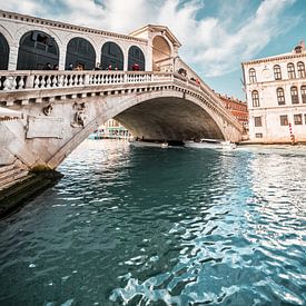 Rialto brug in Venetië van Atelier Liesjes