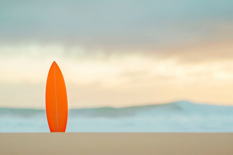Surfbretter am Strand bei Sonnenuntergang von Poster Art Shop