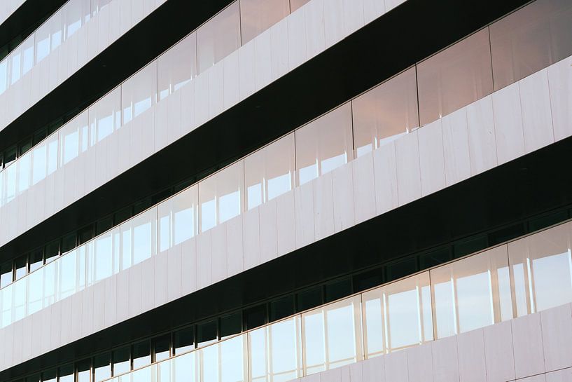 Architekturdetails der modernen Gebäude-Glasfassade, Ansicht des modernen Glases des hohen Aufstiegs von Fotografiecor .nl