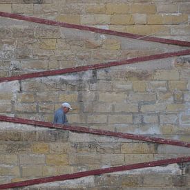 Man coming down the stairs sur Henk Harsevoort