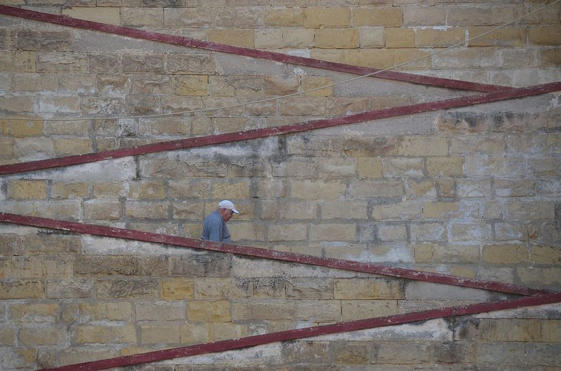 Man coming down the stairs van Henk Harsevoort