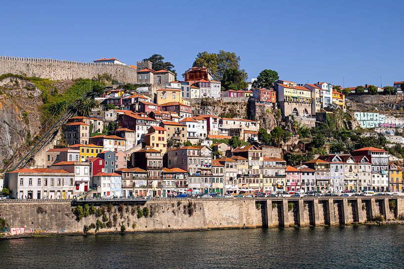 Cityscape van Porto langs de Douro Rivier in Portugal van Daan Duvillier | Regio in de Kijker