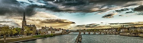Regenwolken boven Maastricht - Mestreech - bewerkt I