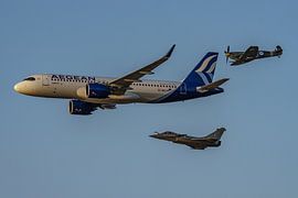 Formation von Aegean A320 mit griechischer Rafale und Spitfire. von Jaap van den Berg