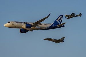 Formation von Aegean A320 mit griechischer Rafale und Spitfire.