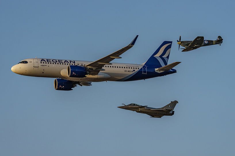 Formation d'un A320 d'Aegean avec un Rafale et un Spitfire grecs. par Jaap van den Berg