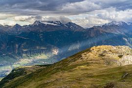 Coucher de soleil dans les montagnes en Suisse sur Martijn Joosse