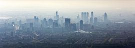 Photo aérienne panorama brumeux Rotterdam sur Anton de Zeeuw