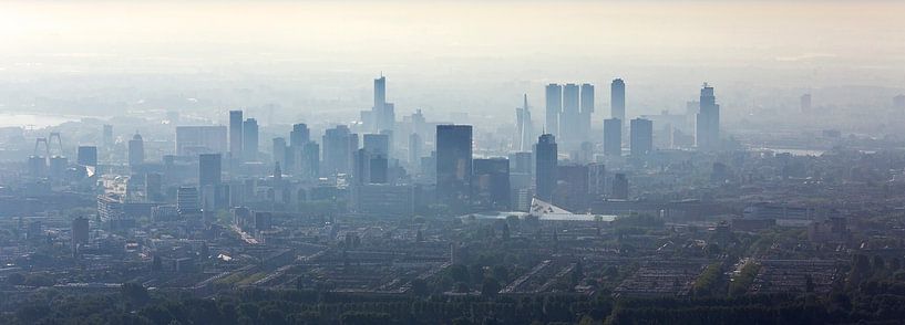 Photo aérienne panorama brumeux Rotterdam par Anton de Zeeuw