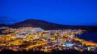 Spanje, Tenerife, Los Christianos stad bij nacht, luchtfoto stadspanorama