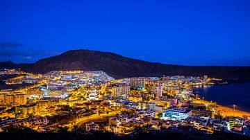 Spanien, Teneriffa, Los christianos Stadt bei Nacht, Luftaufnahme Stadtpanorama von adventure-photos