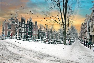 Besneeuwd Amsterdam in de winter in Nederland bij zonsondergang van Eye on You