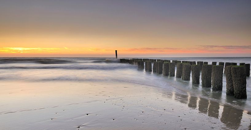 Wellenbrecher an der Küste von Zeeland von John Leeninga