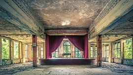 Klavier in einem verlassenen Krankenhaus von Truus Nijland