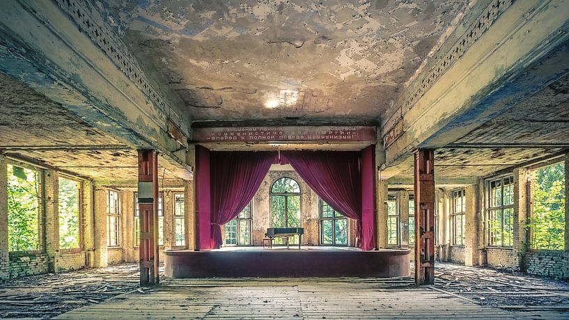 Piano dans un hôpital abandonné par Truus Nijland