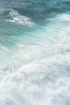 Wellen vor der Küste von Nazaré - Reisefotografie in Portugal von Henrike Schenk