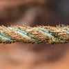 Verweerd bruin blauw touw van een schip in Groenland van Martijn Smeets