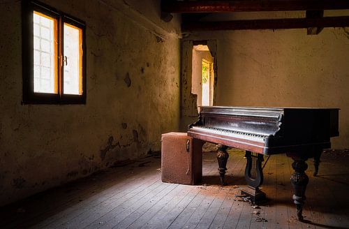 Dunkles und verlassenes Klavier.
