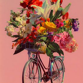 Fahrrad mit üppigem Blumenstrauß von But First Framing