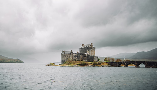 Kasteel Eilean Donan in Schotland. Highlander kasteel in de Hooglanden.