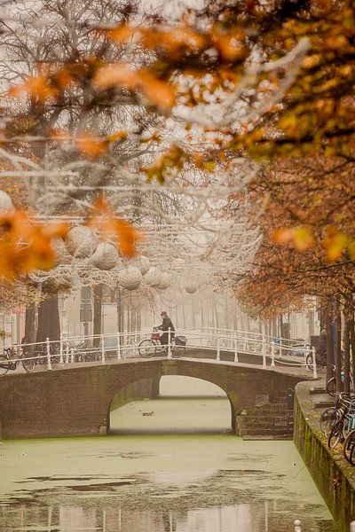 Vroeg ochtend herfst boodschappen in Delft van Gerhard Nel