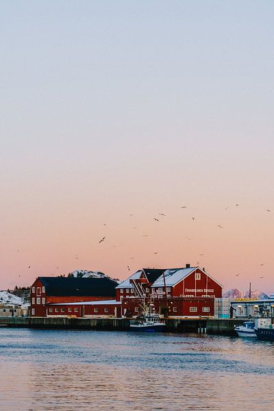 Coucher de soleil à Henningsvaer | Lotofen, Norvège par Suzanne Spijkers